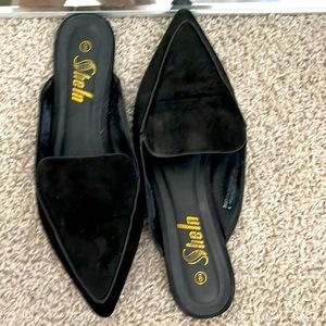 Black point toe mules